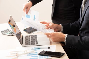 İş adamları iki kola arasındaki sözleşmeyi müzakere ediyor.