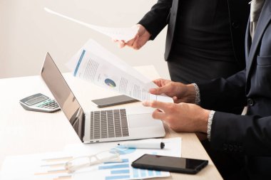 İş adamları iki kola arasındaki sözleşmeyi müzakere ediyor.