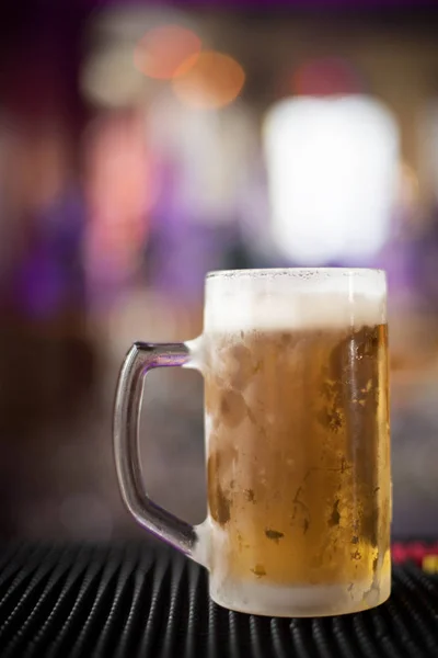 Пивний скляний кухоль у барі — стокове фото