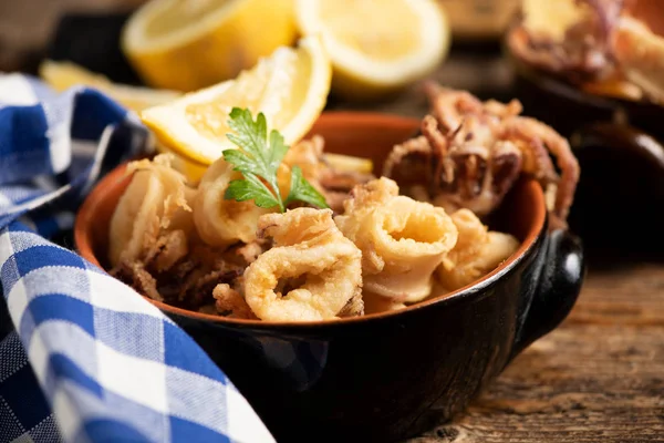 Calamares fritos italianos tradicionales y rodajas de limón —  Fotos de Stock