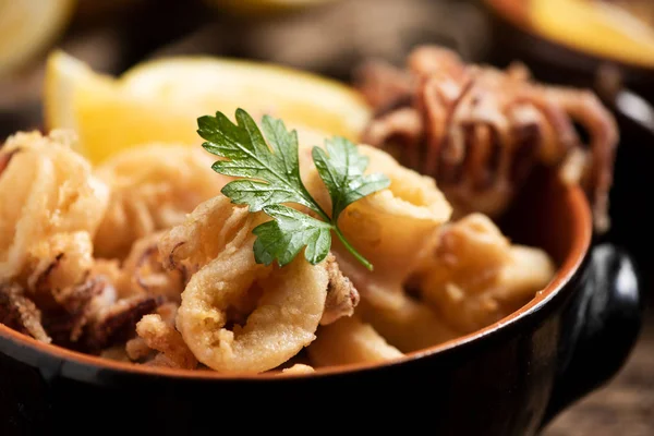 Calamares fritos italianos tradicionales y rodajas de limón —  Fotos de Stock