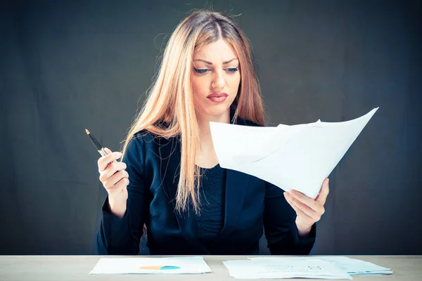 Mujer Negocios Frustrada Estresada Sosteniendo Por Cabeza Mirando Papel Aislado — Foto de Stock