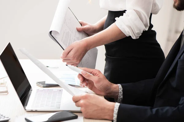 Gente Negocios Durante Discusión Del Plan Negocios Reunión Cerca — Foto de Stock