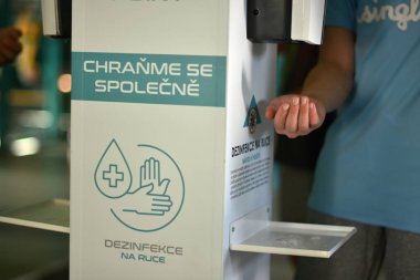 Coronavirüs dezenfektanları, okulda covid önleme, hijyen konsepti, Coronavirüs dezenfektanları.