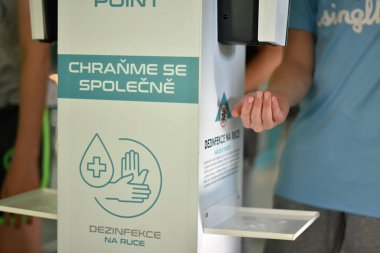 Coronavirüs dezenfektanları, okulda covid önleme, hijyen konsepti, Coronavirüs dezenfektanları.