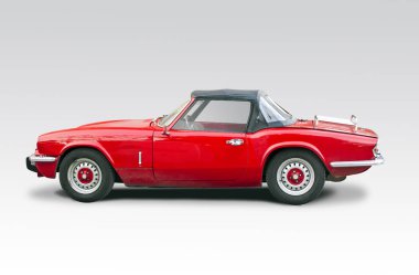 Klasik İngiliz roadster kırmızı araba beyaz izole