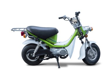 Yeşil moped scooter beyaz üzerinde ısoleted