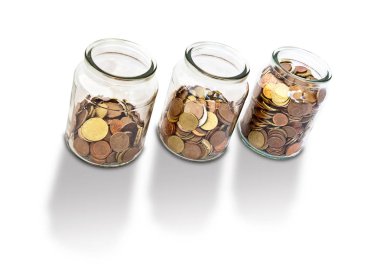 paraları tutan üç Cam Kavanoz