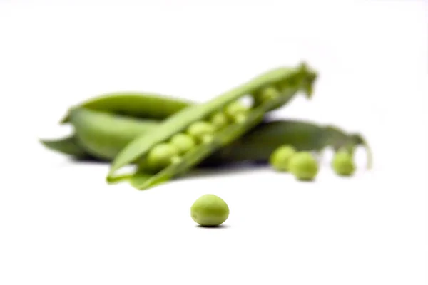 新鲜的绿色豌豆隔离在白色 — 图库照片