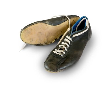 Beyaz izole eski futbol ayakkabıları