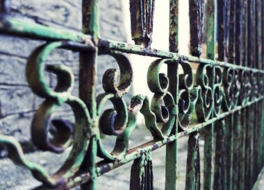 Yeşil demir paslı çit