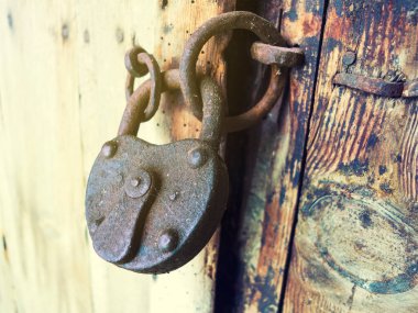 Paslı eski metal asma kilit