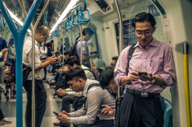 KUALA LUMPUR, MALAYSIA 23 Temmuz 2017: Mass Rapid Transit (MRT) treni yolcuları. MRT en son toplu taşıma sistemi. MRT gelecek nesiller için bir ulaşımdır.