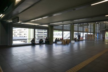 KUALA LUMPUR, MALAYSIA 23 Temmuz 2017: Mass Rapid Transit (MRT) treni yolcuları. MRT en son toplu taşıma sistemi. MRT gelecek nesiller için bir ulaşımdır.