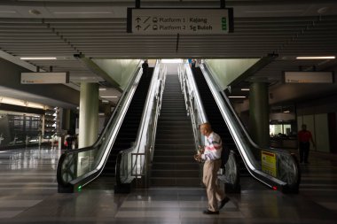 KUALA LUMPUR, MALAYSIA 23 Temmuz 2017: Mass Rapid Transit (MRT) treni yolcuları. MRT en son toplu taşıma sistemi. MRT gelecek nesiller için bir ulaşımdır.
