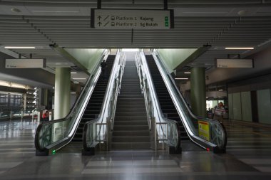 KUALA LUMPUR, MALAYSIA 23 Temmuz 2017: Mass Rapid Transit (MRT) treni yolcuları. MRT en son toplu taşıma sistemi. MRT gelecek nesiller için bir ulaşımdır.