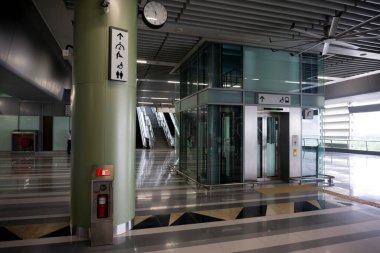 KUALA LUMPUR, MALAYSIA 23 Temmuz 2017: Mass Rapid Transit (MRT) treni yolcuları. MRT en son toplu taşıma sistemi. MRT gelecek nesiller için bir ulaşımdır.