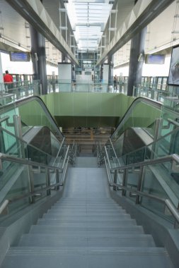 KUALA LUMPUR, MALAYSIA 23 Temmuz 2017: Mass Rapid Transit (MRT) treni yolcuları. MRT en son toplu taşıma sistemi. MRT gelecek nesiller için bir ulaşımdır.