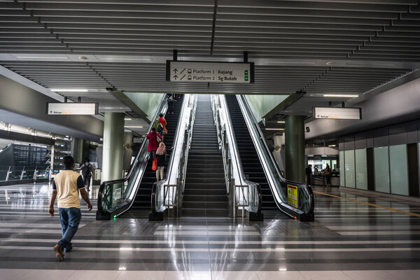 КУАЛА-ЛУМПУР, МАЛАЙЗИЯ, 23 июл 2017 года. MRT - новейшая система общественного транспорта. MRT - это транспорт для будущего поколения