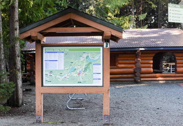 失われた湖の地図し ウィスラー ブリティッシュ コロンビア州 カナダの失われた湖公園で温暖化の小屋の横に掲示される領域を囲む — ストック写真