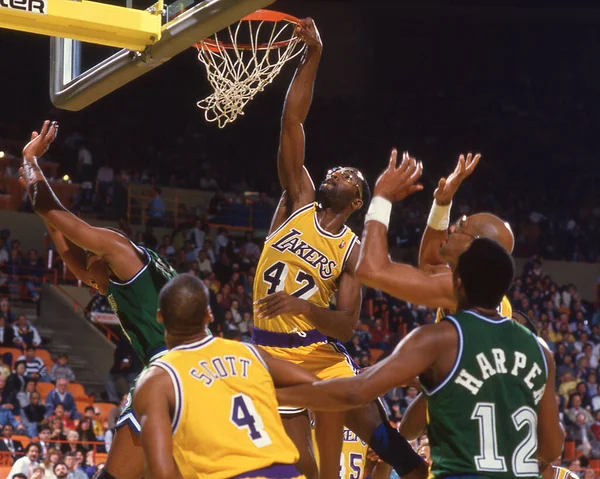 Los Angeles Lakers Πρωταγωνιστούν James Worthy Μάχες Dallas Mavericks Κέντρο — Φωτογραφία Αρχείου