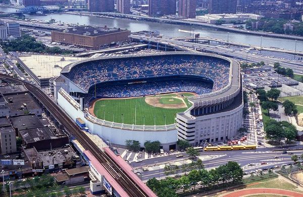 旧ヤンキー スタジアム ブロンクス ニューヨークの空中ビュー 1990年代