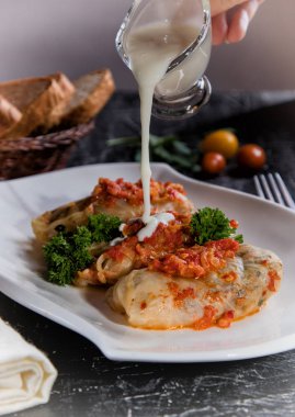 Kıyılmış et ve pilav ile doldurulmuş lahana dolması.