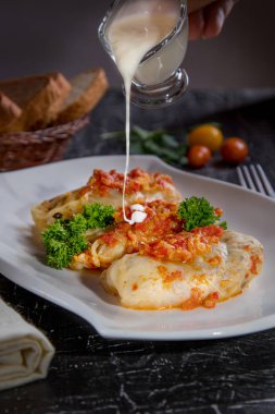 Kıyılmış et ve pilav ile doldurulmuş lahana dolması.