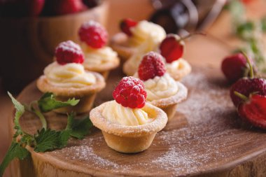 Tartlets krem, ahududu, çilek ile.