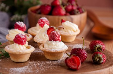 Tartlets krem, ahududu, çilek ile.