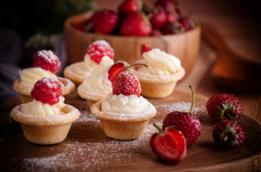 Tartlets krem, ahududu, çilek ile.