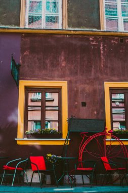 bir veranda koltuklar ve bir tablo ile birlikte. Cafe