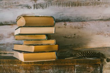 kitap okumak için zaman. masanın üzerine kitaplar. ahşap arka plan. Vintage.