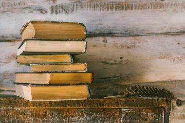 kitap okumak için zaman. masanın üzerine kitaplar. ahşap arka plan. Vintage.