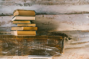 kitap okumak için zaman. masanın üzerine kitaplar. ahşap arka plan. Vintage.