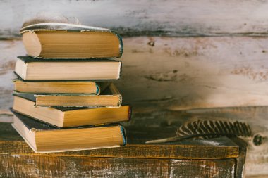 kitap okumak için zaman. masanın üzerine kitaplar. ahşap arka plan. Vintage.