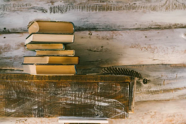kitap okumak için zaman. masanın üzerine kitaplar. ahşap arka plan. Vintage.
