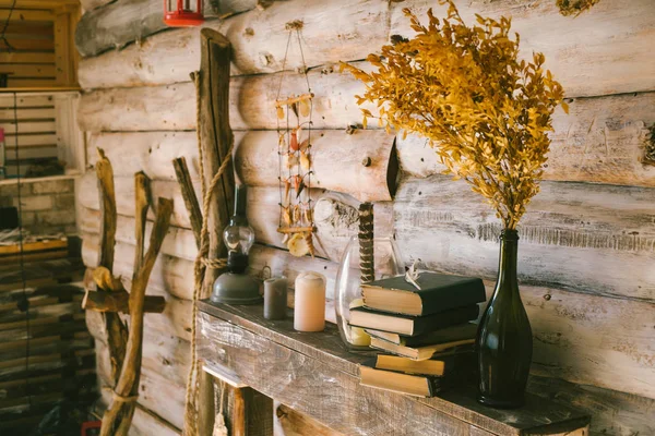 Bücher Und Öllampe Auf Dem Tisch Holzuntergrund Jahrgang Herbst — Stockfoto