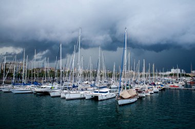 Fırtına öncesi denizde yatlar
