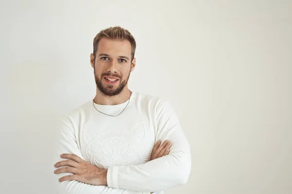 Schöner Kerl Steht Und Lächelt Isoliert Auf Weißem Hintergrund — Stockfoto