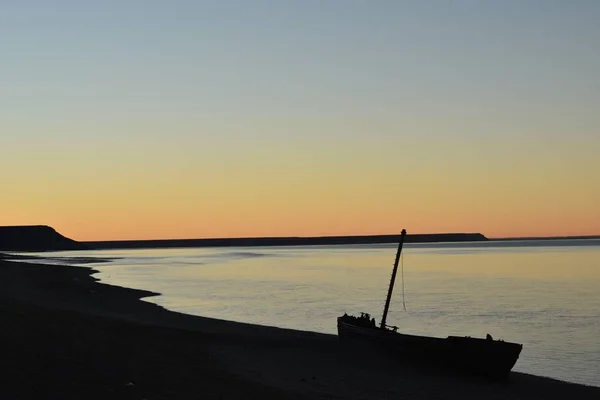 Geerdetes Boot Der Küste Bei Sonnenuntergang — Stockfoto