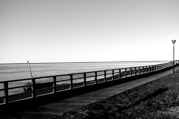 Paslı tekne ve deniz kenarı siyah beyaz lamba