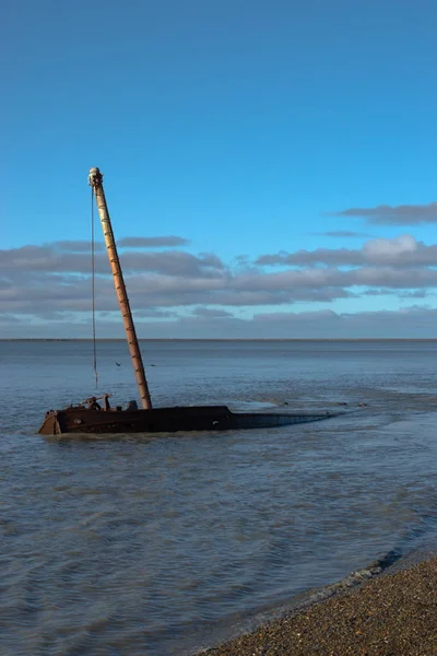 Старая Лодка Воде Среди Голубого Неба Время Отлива — стоковое фото