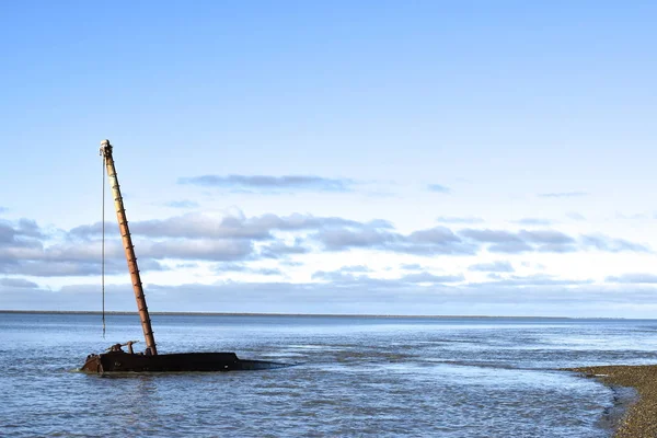 Старая Парусная Лодка Воде Время Смены Прилива — стоковое фото