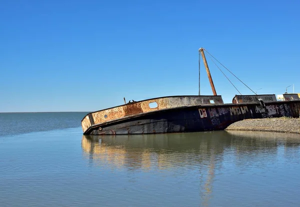 Régi Csónak Beszorult Víz Alatt Dagály Reflexió — Stock Fotó