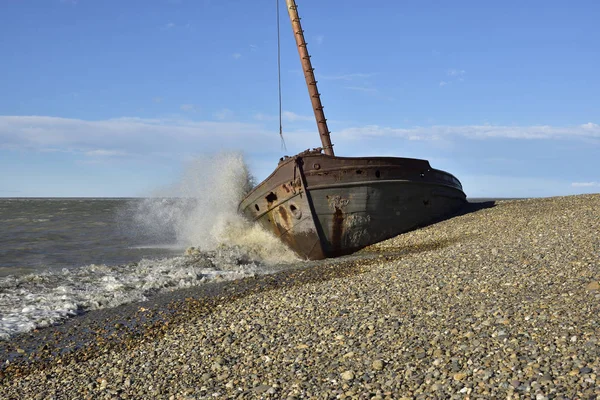 Волны Ветром Разбивающимися Корпус Лодки Мели — стоковое фото