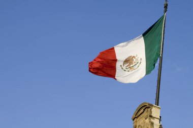 Palacio de Gobierno ya da National Palace Meksika bayrağı taşıyan eski bir bina.