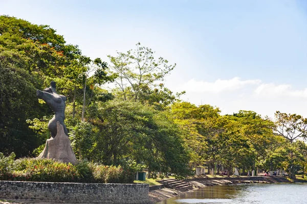 İllüzyon Gölü ve Mujer Ceiba Heykeli, Tomas Garrido Parkı, Villahermosa, Tabasco, Meksika.