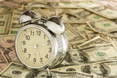Dolar banknotları üzerindeki çalar saat, zaman paradır..