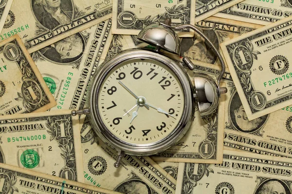 Budzik Dywanie Banknotów Dolarowych Czas Pieniądz — Zdjęcie stockowe